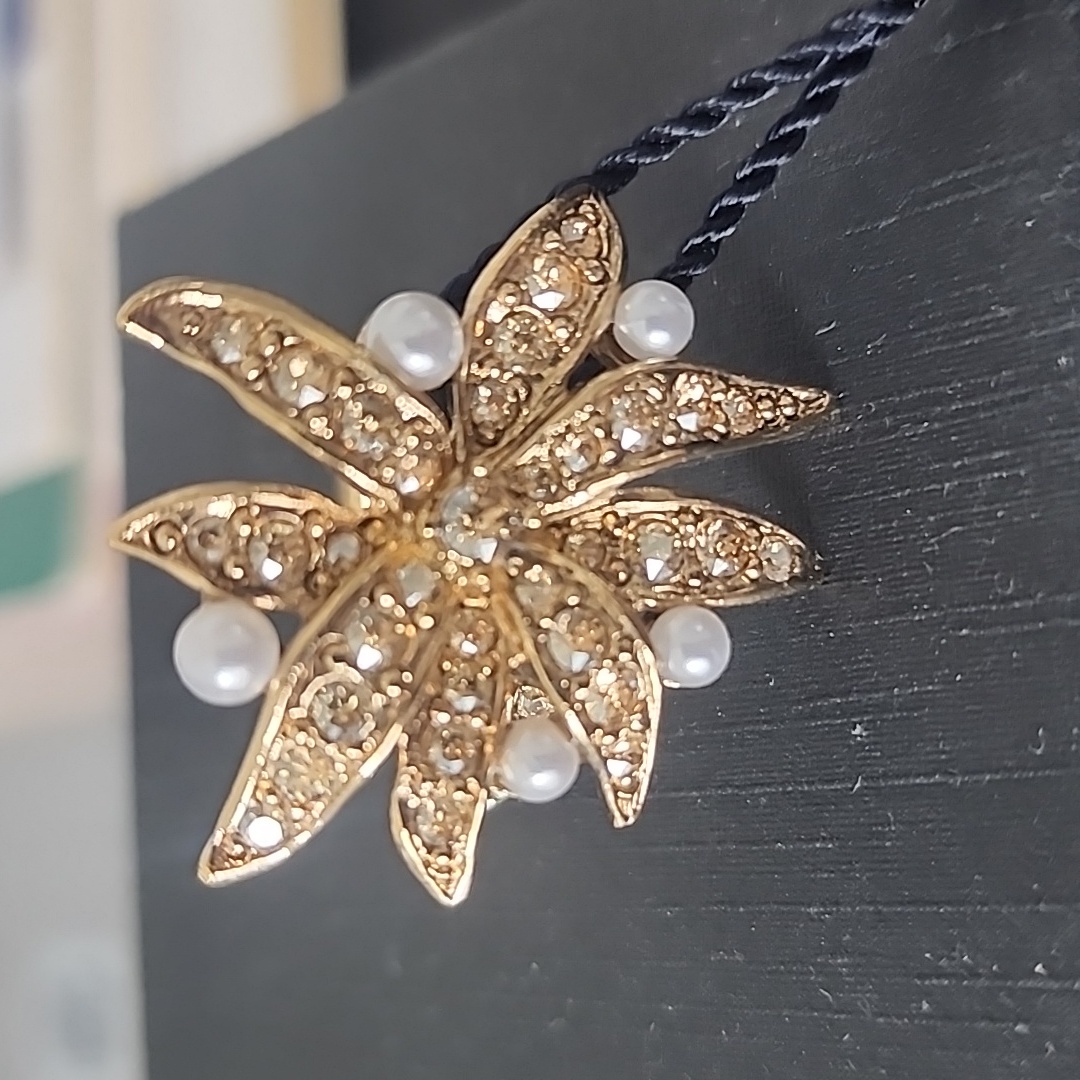 Oscar De La Renta Pearly Crystal Bloom Ring 195$